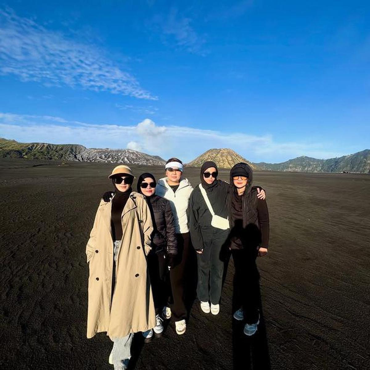 5 Gaya Kasual Mulan Jameela saat Liburan di Bromo, Outer dan Topi Visor Senada