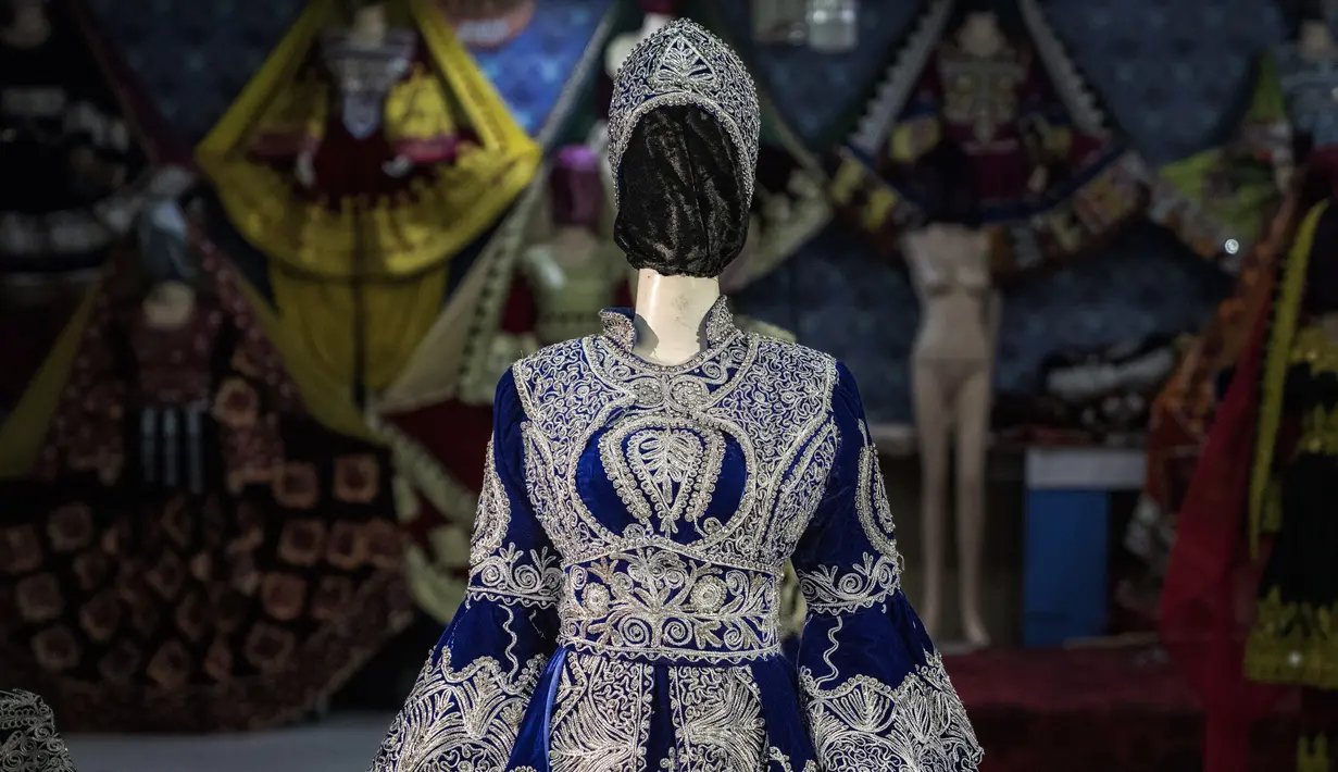 Kepala sebuah manekin ditutupi di sebuah toko pakaian wanita di Kabul, Afghanistan, Senin, 26 Desember 2022. Pemilik toko harus menyeimbangkan antara mematuhi Taliban dan berusaha menarik pelanggan. Berbagai solusi yang mereka hasilkan dipajang di Jalan Lycee Maryam, jalan komersial kelas menengah yang dipenuhi toko pakaian di bagian utara Kabul. (AP Photo/Ebrahim Noroozi)