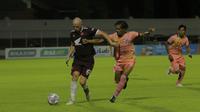 Duel pemain PSM Makassar, Anco Jansen, dengan pemain Madura United, Andik Rendika rama, dalam laga pekan ke-18 BRI Liga 1 2021/2022 di Stadion Kompyang Sujana, Denpasar, Sabtu (8/1/2022). (Dok. PSM Makassar)