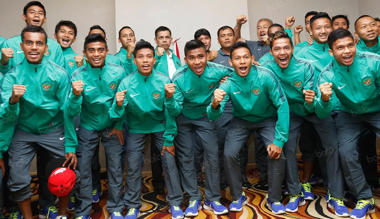 Para pemain dan deretan pelatih timnas Indonesia U-19 foto bersama sebelum berangkat ke Vietnam untuk mengikuti Piala AFF U-19 2016. (Bola.com/Vitalis Yogi Trisna)