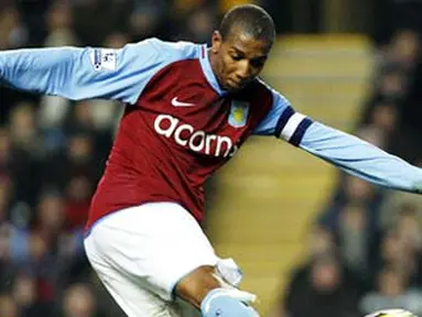 Aston Villa&#039;s Ashley Young takes a shot on goal against Doncaster Rovers during the FA Cup 4th round replay match at Villa Park in Birmingham on February 4, 2009. AFP PHOTO / Adrian Dennis