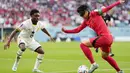 Tariq Lamptey membela Ghana di Piala Dunia 2022. Pemain dengan tinggi 164 cm itu kini memperkuat Brighton di Liga Inggris. (AP/Ricardo Mazalan)