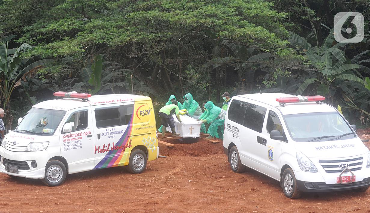 Petugas membawa jenazah korban COVID-19 yang akan dimakamkan di TPU Pondok Ranggon, Jakarta Timur, Rabu (1/4/2020). Hari ini di TPU Pondok Ranggon hingga menjelang sore hari tercatat sembilan belas jenazah dimakamkan baik yang berstatus ODP, PDP maupun postif COVID-19. (merdeka.com/Arie Basuki)