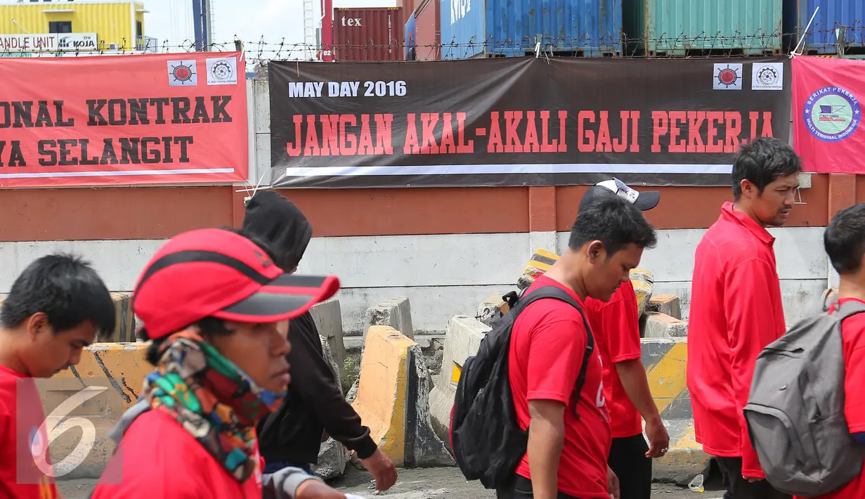Federasi Pekerja Pelabuhan Indonesia (FPPI) melakukan aksi di Pelabuhan Tanjung Priok, Jakarta, Minggu (1/5). Sejumlah spanduk terpasang saat aksi May day 2016. (Liputan6.com/Angga Yuniar)