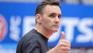 Ekspresi pelatih Timnas Indonesia, Hector Souto, saat pertandingan melawan Vietnam pada perempat final Piala Asia Futsal 2026, di Indonesia Arena, Selasa (3/2/2026). (Bola.com/Bagaskara Lazuardi)