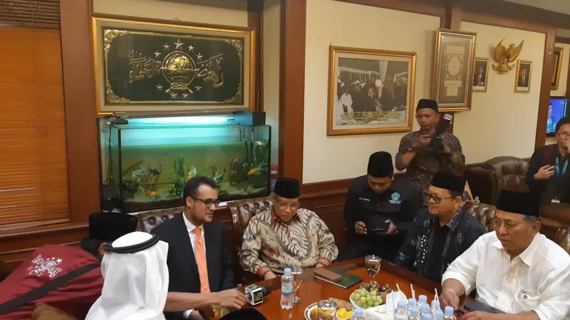 Duta Besar de facto Arab Saudi untuk RI, Yahya Hassan al-Qahtani (depan kiri) bersama Ketua Umum PBNU Said Aqil Siradj (depan kanan) di Kantor PBNU Jakarta (3/1/2019) (Rizki Akbar Hasan / Liputan6.com)