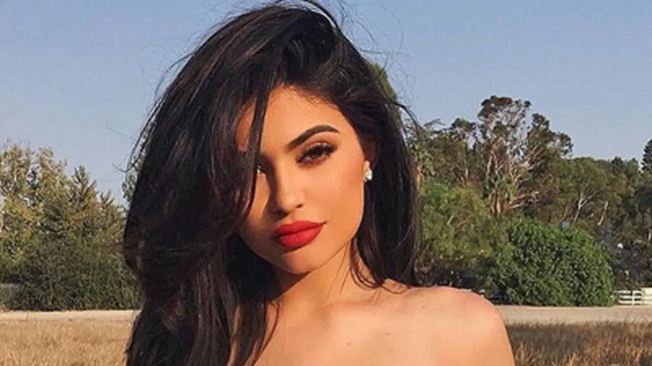 [Bintang] Kylie Jenner - Travis Scott