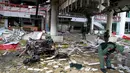 Para tentara Thailand melakukan penyisiran dan investigasi di lokasi ledakan bom mobil di sebuah hotel di Provinsi Pattani, Thailand, Rabu (24/8). Ledakan bom mobil tersebut menewaskan satu orang dan 30 orang luka-luka. (REUTERS/Surapan Boonthanom)