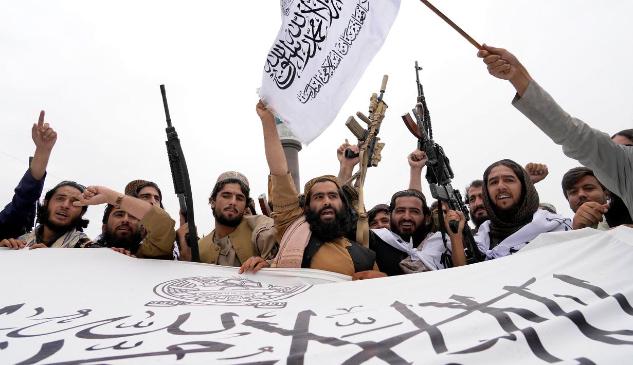 Pasukan Taliban merayakan satu tahun sejak mereka merebut Kabul di depan Kedutaan Besar AS di Kabul, Afghanistan, Senin (15/8/2022). Taliban memperingati tahun pertama pengambilalihan kekuasaan setelah pemerintah negara yang didukung barat itu melarikan diri dan militer Afghanistan hancur dalam menghadapi serangan Taliban. (AP Photo/Ebrahim Noroozi)