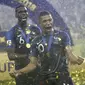 Pogba dan Mbappe merayakan kesuksesan Prancis menjadi juara Piala Dunia 2018. (AP/Matthias Schrader)