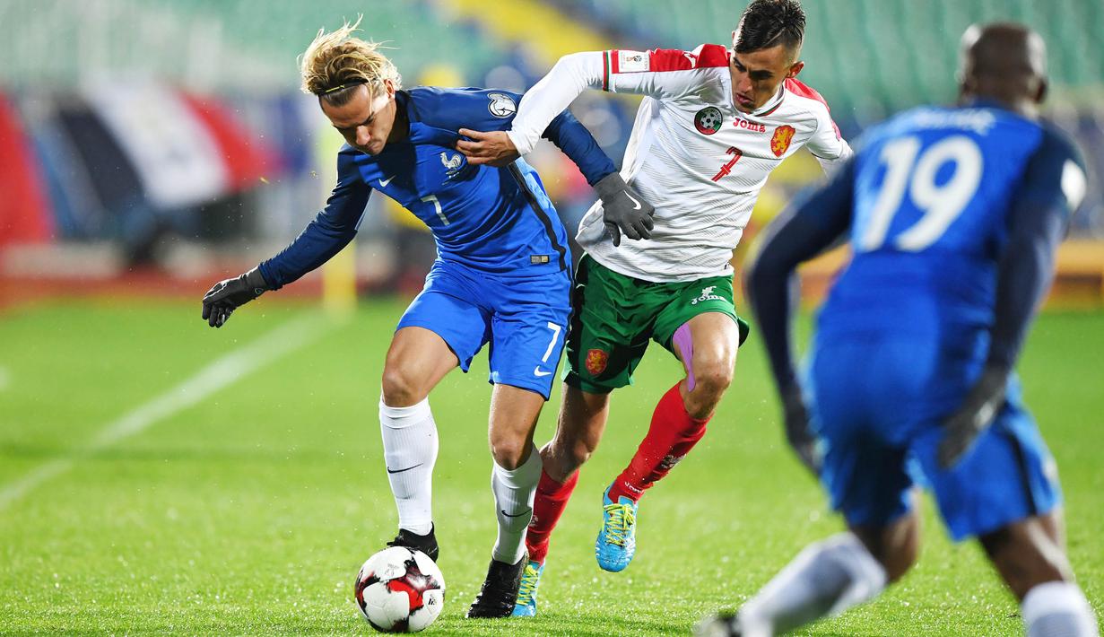 Striker Prancis, Antoine Griezmann, berebut bola dengan gelandang Bulgaria, Georgi Kostadinov, pada laga kualifikasi Piala Dunia 2018 di Stadion Vassil Levski, Sabtu (7/10/2017). Prancis menang 1-0 atas Bulgaria. (AFP/Dimitar Dilkoff)
