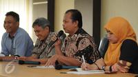 Ketua KPU Provinsi DKI Jakarta Sumarno (tengah) memberi keterangan terkait debat publik Pilkada DKI Jakarta dalam konferensi pers di Kantor KPU DKI Jakarta, hari Rabu (25/1). (Liputan6.com/Gempur M Surya)