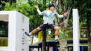 Ramdani Murtadho menjalani olahraga Parkour sejak tahun 2014/2015. Minimnya fasilitas olahraga parkour ini membuat dirinya sering berpindah tempat setelah pada tahun 2018 Gubernur Anies Baswedan membangun skate Parkour yang berada di Taman puring, Jakarta Selatan. (Bola.com/Muhammad Aldiansyah)