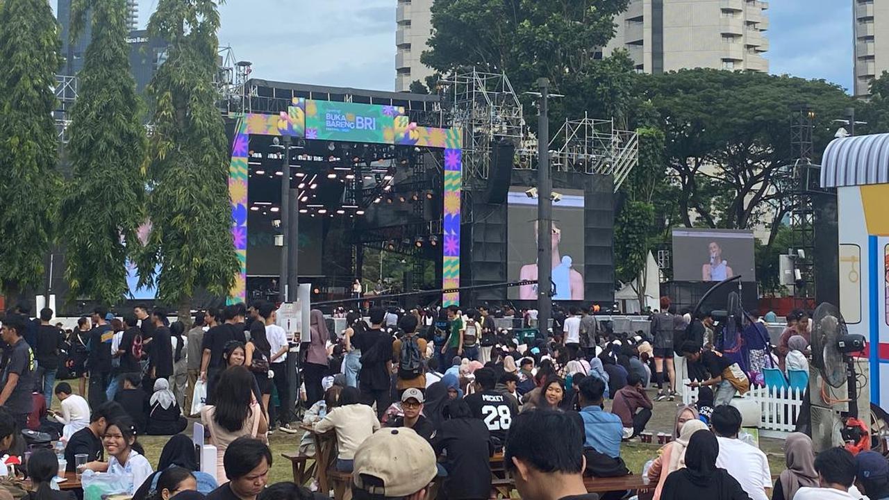 Christie Bawa Suasana Sendu di KapanLagi Buka Bareng BRI Festival Lewat Lagu 'Bertahan Hati