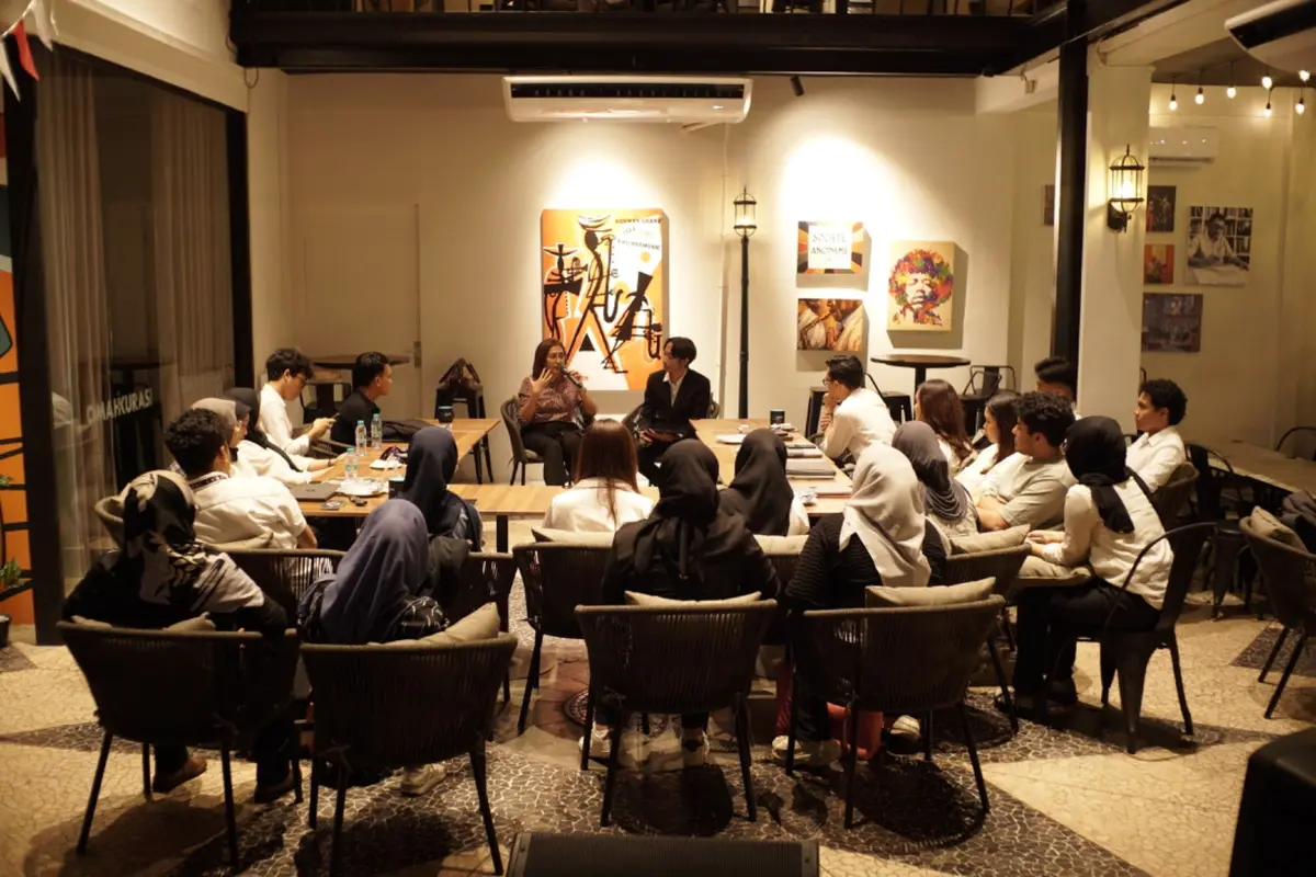 Acara ALSA Legal Career yang diselenggarakan oleh ALSA Universitas Airlangga, menghadirkan Lia Alizia, seorang Partner di Makarim & Taira S sebagai narasumber utama.
