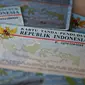 Sejumlah kartu tanda penduduk (KTP) regular diperlihatkan di Jakarta, Rabu (21/10). Kepala Disdukcapil DKI Jakarta, Edison Sianturi mengatakan, proses perekaman E-KTP di Jakarta dilaksanakan paling lambat 31 Desember 2015. (Liputan6.com/Immanuel Antonius)