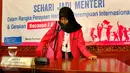 Seorang siswi yang berperan sebagai Menteri Tenaga Kerja bersiap untuk memimpin rapat kerja di Kemenaker, Jakarta, Selasa (11/10). Mereka mengikuti pelatihan dan orientasi ‘Sehari Jadi Menteri’ (Liputan6.com/Fery Pradolo)