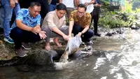 6 Potret Gusti Bhre Kunjungi DAS Pusur di Klaten, Ingatkan Menjaga Lingkungan Bagian dari Budaya