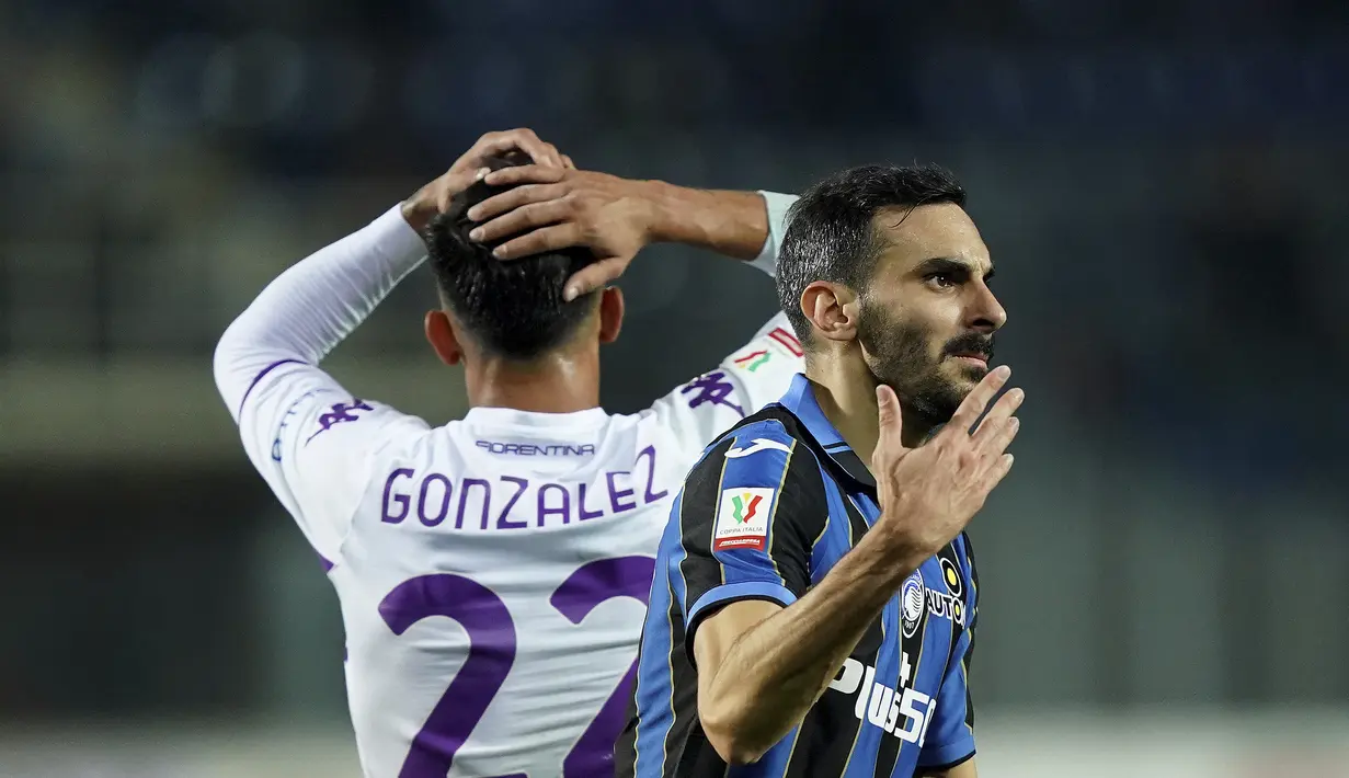 Bek Atalanta, Davide Zappacosta berselebrasi usai mencetak gol ke gawang Fiorentina dalam pertandingan perempat final Coppa Italia di di stadion Gewiss di Bergamo, Italia, Jumat (11/2/2022). Fiorentina menang tipis atas Atalanta 3-2. (Spada/LaPresse via AP)