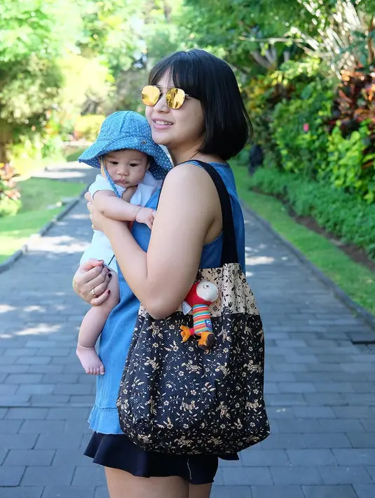 Pemeran sinetron Anak Menteng itu mengungkapkan yang pernah di bilang sombong saat menolak di ajak foto. Ia pun heran dengan penggemarnya yang bisa menghargai saat dirinya liburan. (Instagram/putrititian)