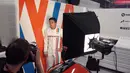 Rio Haryanto melakukan pemotretan sebelum mencoba kokpit mobil baru Manor Racing di Sirkuit Catalunya, Barcelona, Spanyol, Senin (22/2/2016). (Bola.com/Rio Haryanto Media)