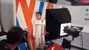 Rio Haryanto melakukan pemotretan sebelum mencoba kokpit mobil baru Manor Racing di Sirkuit Catalunya, Barcelona, Spanyol, Senin (22/2/2016). (Bola.com/Rio Haryanto Media)