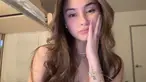 Wanita yang dikabarkan jadi kekasih Karel Susanteo ini terlihat menawan saat berpose dengan gaya andalannya. Caitlin Halderman memang kerap mengunggah potret bergaya memegang pipi. (Liputan6.com/IG/@caitlinhalderman).
