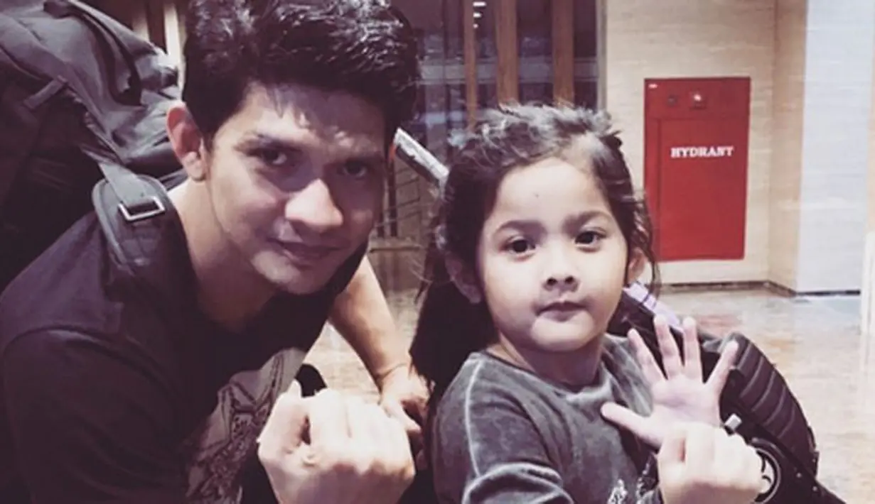 Sebagai orang tua, Iko Uwas tentunya inginkan hal yang terbaik untuk anaknya. Bersama dengan Audy, ia pun kerap memberikan ilmu yang bermanfaat sebagai bekal Atreya, putrinya, dalam menjalani hidup ke depannya. (Instagram/iko.uwais)