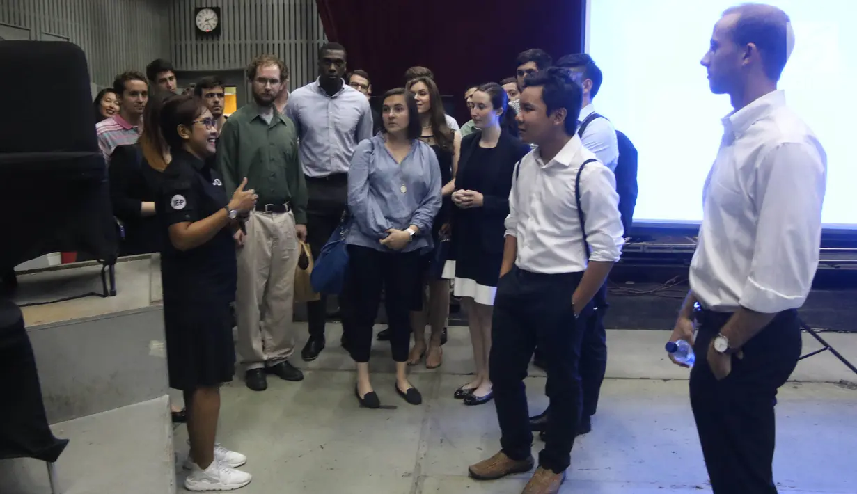 Mahasiswa Universitas Virginia saat berkunjung di Studio Indosiar, Daan Mogot, Jakarta, Kamis (31/5). Kunjungan ini Juga untuk lebih memperkenalkan Emtek Group ke masyakarat luar dan kesempatan untuk menjalin kerja sama. (Liputan6.com/Arya Manggala)