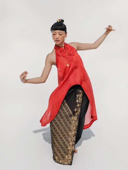 BinHouse kerap memadukan batik dengan budaya peranakan yang menghasilkan siluet modern. [instagram/binhouse_official]