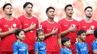 Para pemain starting XI Timnas Indonesia (dari kiri) Ragnar Oratmangoen, Rafael Struick, Marselino Ferdinan, Rizky Ridho dan Sandy Walsh berbaris menyanyikan lagu kebangsaan Indonesia Raya jelang dimulainya laga Grup F putaran kedua Kualifikasi Piala Dunia 2026 zona Asia menghadapi Irak di Stadion Utama Gelora Bung Karno (SUGBK), Senayan, Jakarta, Kamis (6/6/2024). (Bola.com/M Iqbal Ichsan)