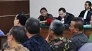Terdakwa mantan Kepala Dinas Perhubungan DKI Jakarta, Udar Pristono menyimak keterangan saksi saat sidang di Pengadilan Tipikor, Jakarta, Senin (15/6/2015). 13 saksi dari Dishub dihadirkan dalam sidang tersebut. (Liputan6.com/Helmi Afandi)
