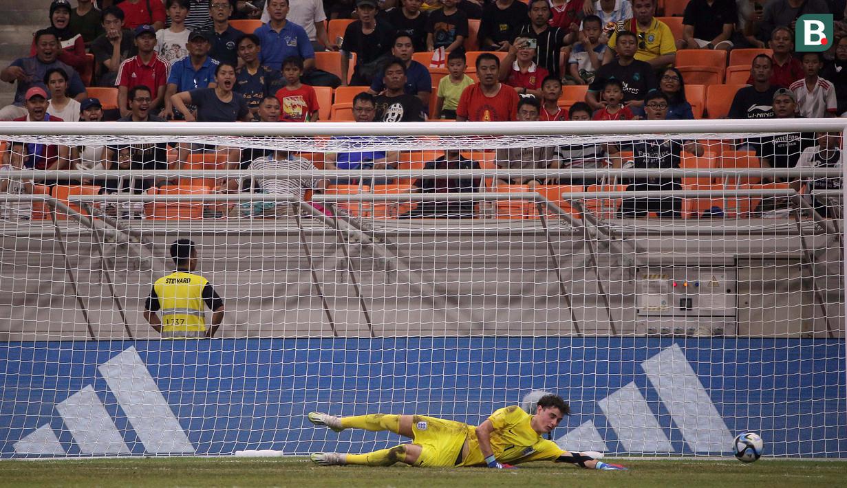 Kiper Timnas Inggris U-17, Tommy Setford berusaha menghalau bola dari serangan pemain Timnas Brasil U-17 dalam pertandingan Grup C Piala Dunia U-17 2023 yang berlangsung di Jakarta International Stadium, Jumat (17/11/2023). (Bola.com/Ikhwan Yanuar)