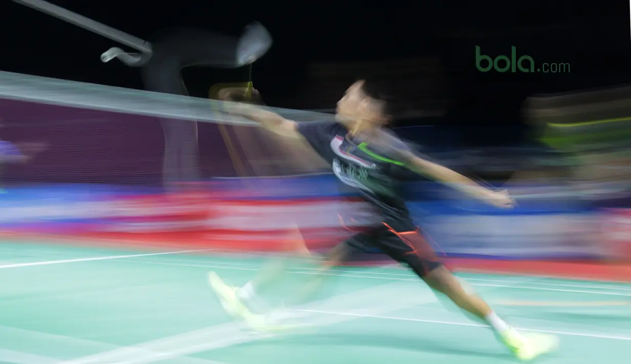 Hafiz Faizal mencoba mengembalikan kok ke arah Tontowi Ahmad/Liliyana Natsir pada semifinal Indonesia Open 2018 di Istora Senayan, Jakarta, (7/6/2018). Tontowi/Liliyana menang 21-18, 21-8. (Bola.com/Nick Hanoatubun)