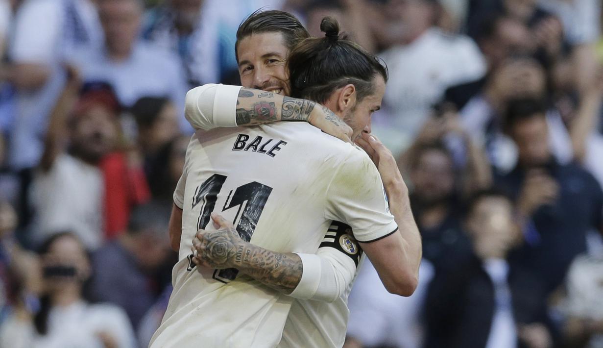 Pemain Real Madrid, Gareth Bale dan Sergio Ramos, merayakan gol ke gawang Celta Vigo pada laga La Liga 2019 di Stadion Santiago Bernabeu, Sabtu (16/3). Real Madrid menang 2-0 atas Celta Vigo. (AP/Paul White)