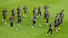 Para pemain Denmark berlari saat melakukan pemanasan dalam latihan di Johan Cruyff Arena, Amsterdam, Belanda, Jumat (25/6/2021). Denmark akan melawan Wales pada pertandingan babak 16 besar Euro 2020. (Koen van Wael/Pool via AP)
