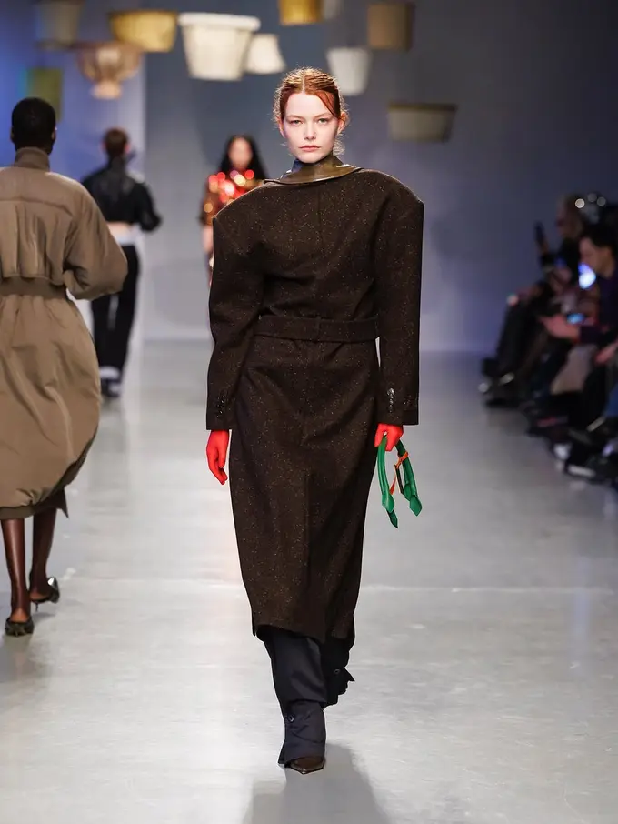 Tren Tas No Budget di Paris Fashion Week 2025, Hanya Tampilkan Pegangan Tas