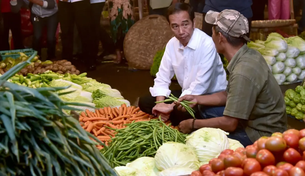 Presiden Joko Widodo berbincang dengan pedagang ketika memantau kebutuhan bahan pokok di Pasar Bogor, Jalan Roda, Kota Bogor, Selasa (30/10). Jokowi ingin memastikan langsung harga bahan kebutuhan pokok di pasar. (Liputan6.com/HO/Biro Pers Setpres)