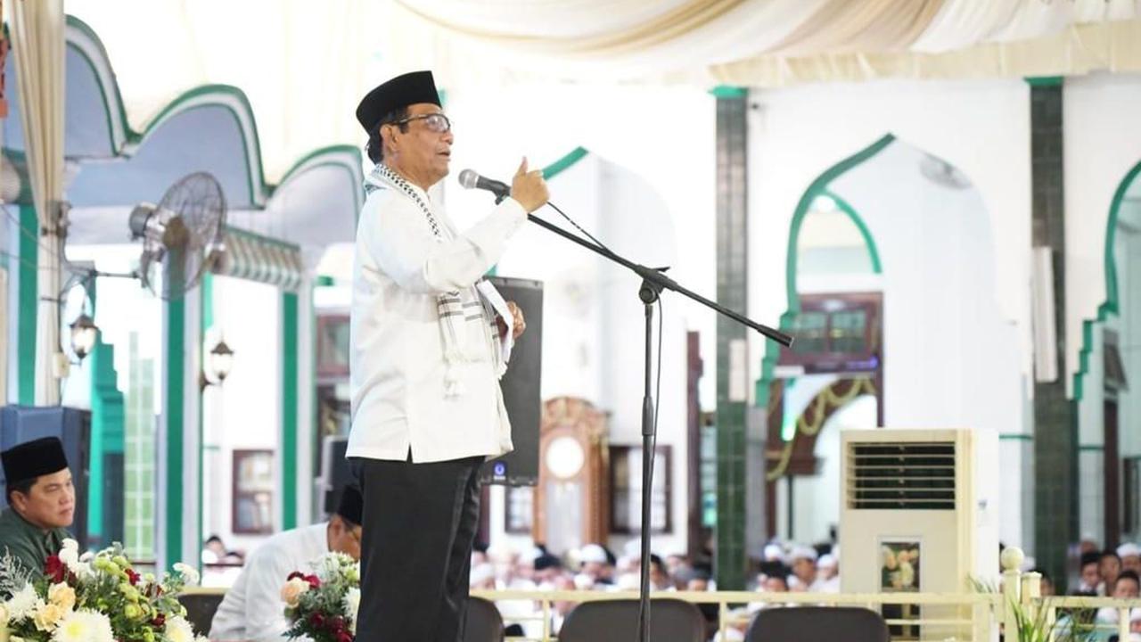 Ratusan ribu jemaah dari pelbagai daerah di seluruh wilayah Indonesia hadir di haul KH Abdul Hamid.<br>