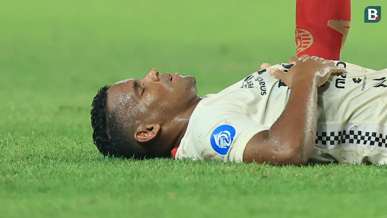 Foto: Aksi Guling-Guling Pemain Bali United yang Membuat Skuad Persija Jakarta Murka