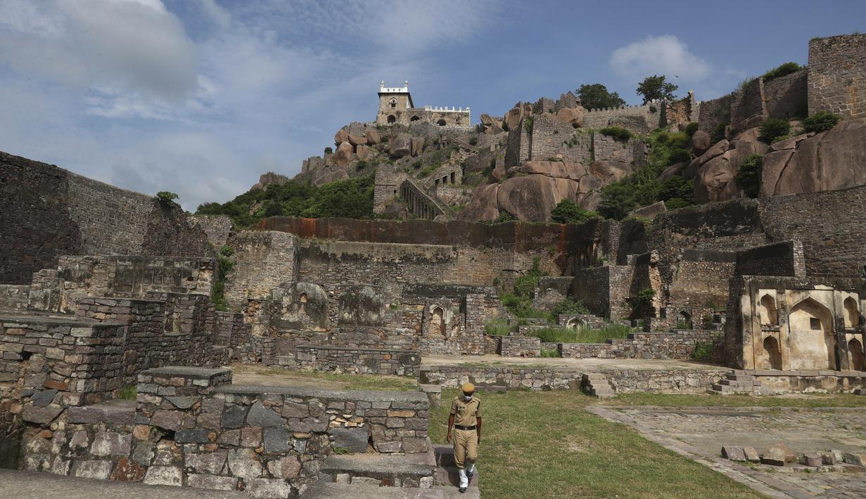 Seorang polisi India berjalan untuk berpartisipasi dalam latihan untuk perayaan Hari Kemerdekaan di benteng Golconda kuno di Hyderabad, India, Rabu (11/8/2021). India memperingati Kemerdekaannya pada tahun 1947 dari pemerintahan kolonial Inggris, pada 15 Agustus. (AP Photo/ Mahesh Kumar A.)