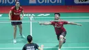 Praveen Jordan mencoba mengembalikan kok saat melawan pasangan Hongkon, Lee Chun/Chau Hoi Wa pada babak pertama Indonesia Open 2018 di Istora Senayan, Jakarta, (3/6/2018). Praveen/Oktavianti kalah 17-21, 21-14, 21-17. (Bola.com/Nick Hanoatubun)