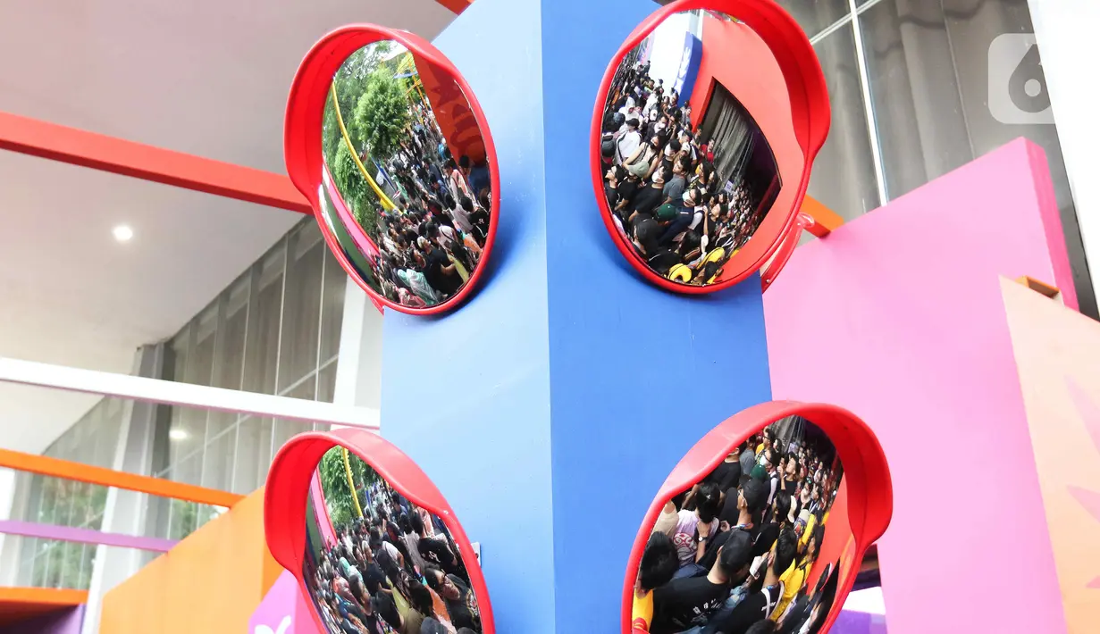 Sejumlah pengunjung saat memasuki area festival musik Soundrenaline 2022 di Allianz Ecopark, Ancol, Jakarta Utara, Sabtu (26/11/2022). Festival musik Soundrenaline 2022 menampilkan musisi seperti Hollow Coves, Weezer, Neck Deep, Clean Bandit, Isyana Sarasvati, Pure Saturday yang berlangsung pada 26 dan 27 September 2022. (Liputan6.com/Herman Zakharia)