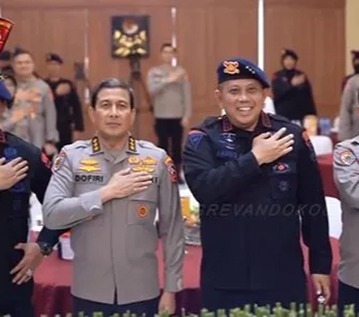 Komjen Polisi Ahmad Dofiri sendiri tengah menjabat sebagai Inspektur Pengawasan Umum Polri. Jenderal Bintang 3 Polri ini merupakan lulusan terbaik Akpol tahun 1989. <br>