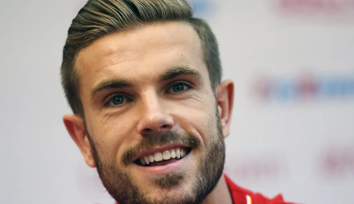  Gelandang Liverpool Jordan Henderson tersenyum saat konferensi pers di Kuala Lumpur, Malaysia, Rabu (22/7/ 2015).  Liverpool akan mengelar pertandingan persahabatan dalam tur mereka melawan tim Malaysia XI. (REUTERS/Olivia Harris)
