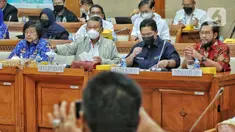 Menteri LHK Siti Nurbaya, Menteri ESDM Arifin Tasrif dan Menteri BUMN Erick Thohir mengikuti rapat kerja  dengan Komisi VII DPR RI di Komplek Parlemen Senayan, Jakarta, Selasa (29/11/2022). Rapat membahas mengenai Rancangan Undang-Undang Energi Baru dan Energi Terbarukan (RUU EB-ET). (Liputan6.com/Angga Yuniar)