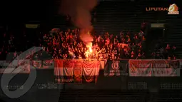 Suporter United Red langsung menyalakan kembang api ketika Louis Saha berhasil menjebol gawang Indonesia Red (Liputan 6.com/Helmi Fithriansyah).