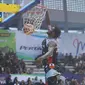 Bintang Stapac Jakarta, Savon Goodman, memenangi kontes Slam Dunk IBL All Star 2019 di Gor Sritex Arena, Solo, Minggu (13/1/2019). (Media IBL)