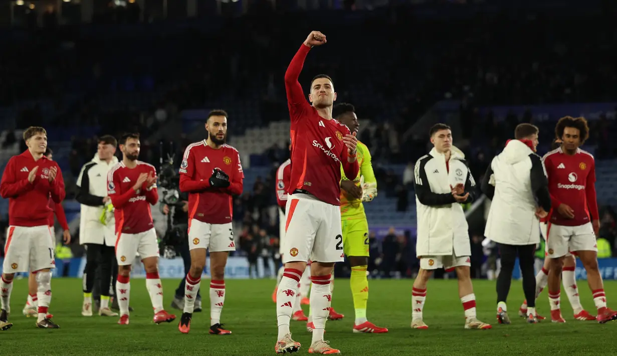 Kemenangan atas Leicester City menempatkan Manchester United di posisi 13 klasemen sementara Liga Inggris 2024/2025 dengan 37 poin dari 29 laga. Sementara Leicester City terpuruk di posisi 19 dengan koleksi 17 angka. (Adrian Dennis/AFP)