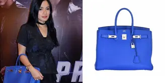 Mengoleksi tas denganharga yang fantastis seperti menjadi hal biasa di kalangan selebriti. Seperti Titi Kamal contohnya, tas keluaran Hermes berwarna biru ini memiliki harga $17.800/233.180.000 IDR. (Instagram/fashionselebrit)